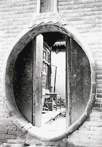 Bitte eintreten! Tor zu einem Hof in China; fotografiert vor vielen Jahren von Jürg Lendenmann.