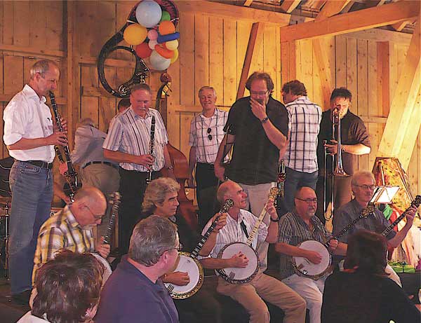 Jürg spielt mit fünf Banjos